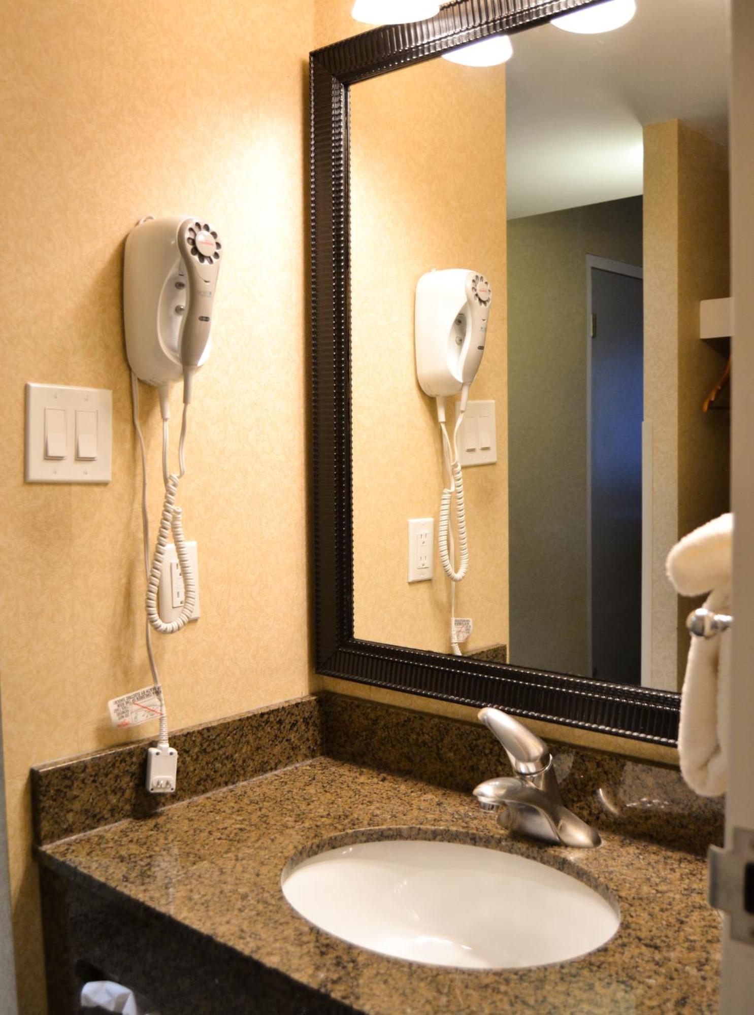 Amenida Residences, YYC Екстериор снимка